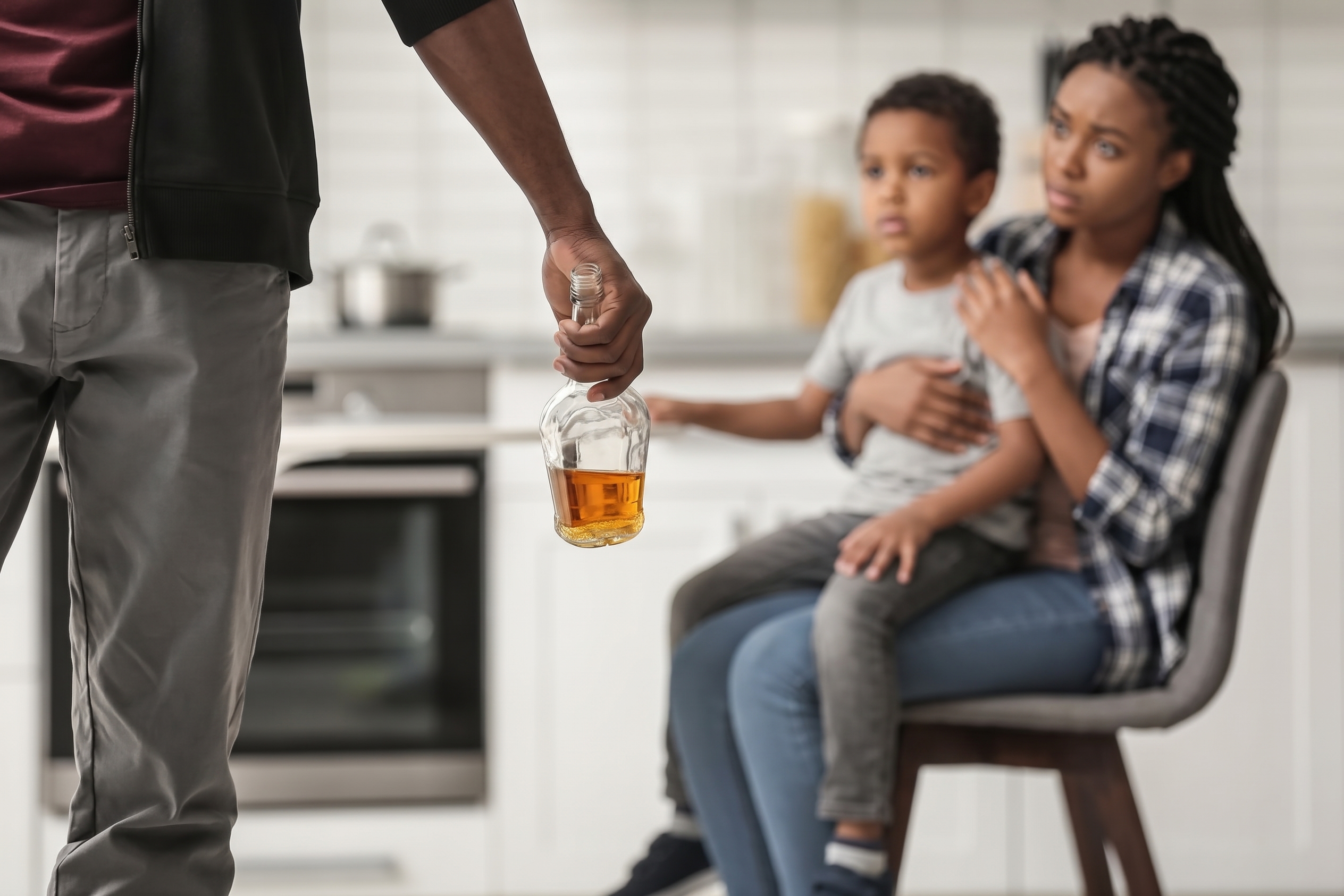 Moment familial tendu, illustration des difficultés que l’alcool peut créer à la maison